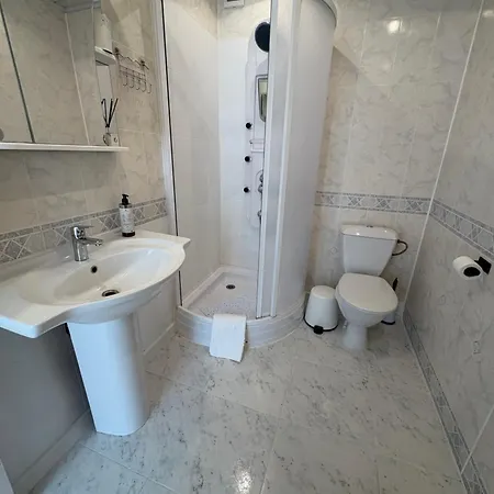 Big Family Apartment, 3 Bedrooms, Terrace, 1st Floor, Center アパート