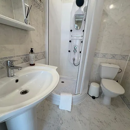 アパート Big Family Apartment, 3 Bedrooms, Terrace, 1st Floor, Center