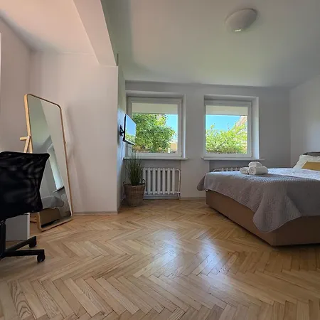 Big Family Apartment, 3 Bedrooms, Terrace, 1st Floor, Center アパート