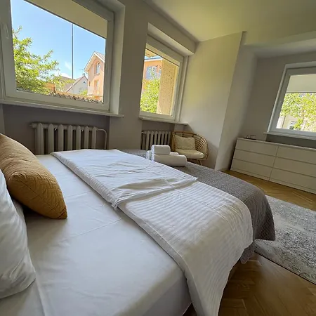 Big Family Apartment, 3 Bedrooms, Terrace, 1st Floor, Center アパート パランガ