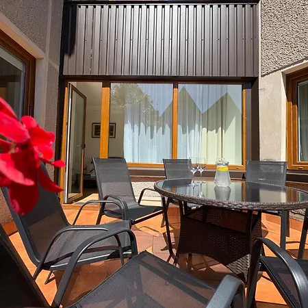 Big Family Apartment, 3 Bedrooms, Terrace, 1st Floor, Center アパート *