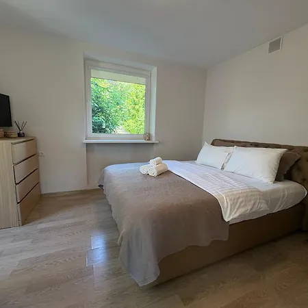 Big Family Apartment, 3 Bedrooms, Terrace, 1st Floor, Center アパート パランガ