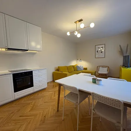 Big Family Apartment, 3 Bedrooms, Terrace, 1st Floor, Center