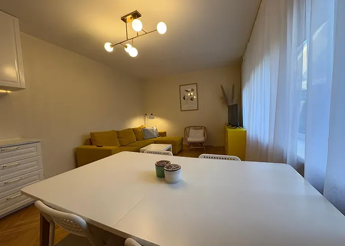 Big Family Apartment, 3 Bedrooms, Terrace, 1st Floor, Center *