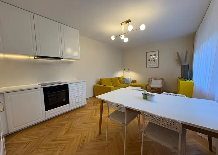 Big Family Apartment, 3 Bedrooms, Terrace, 1st Floor, Center